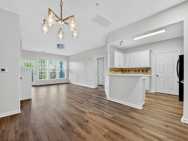 Building Photo - Beautiful 2 BR 2 BA condo in the heart of Ballantyne.