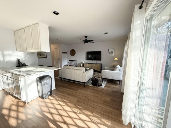 Building Photo - 307 Out Yonder