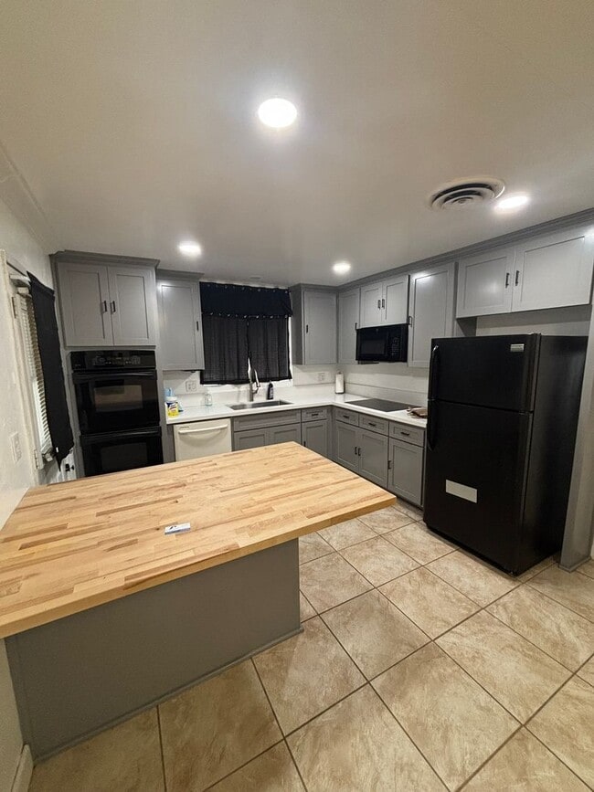 Building Photo - 7901 Gallup Dr