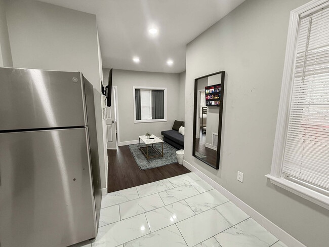 Building Photo - 128 Bainbridge St