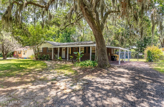 Building Photo - 706 Center Dr W