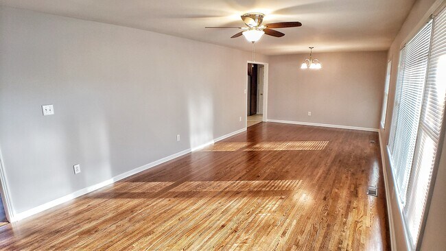 Foto del edificio - Beautifully Remodeled Ranch Style Brick Home