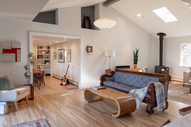 Building Photo - 71 Island View Dr W