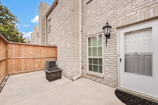 Building Photo - 3780 Tanglewilde St
