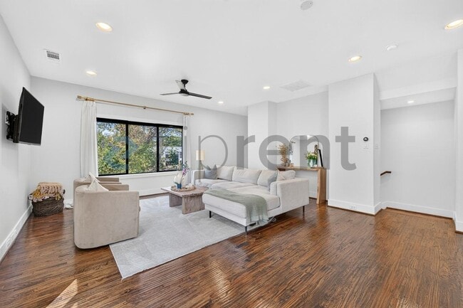 Building Photo - Unit E