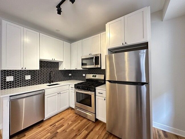 Building Photo - 653 W Wrightwood Ave
