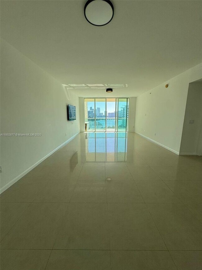 Foto del edificio - 3330 NE 190th St