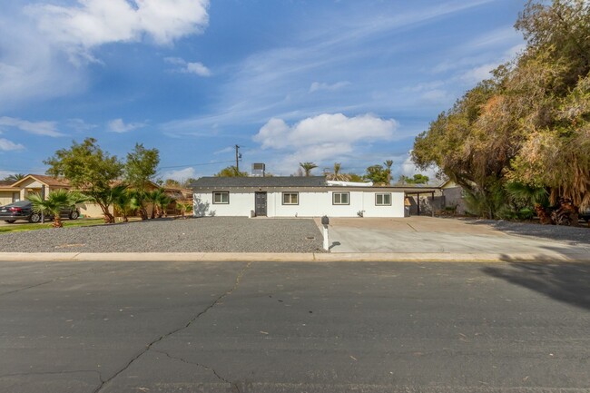 Building Photo - Remodeled 6 bedroom 3 bathroom home in hea...