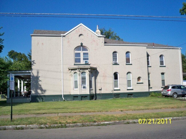 Building Photo - 606 W 8th St