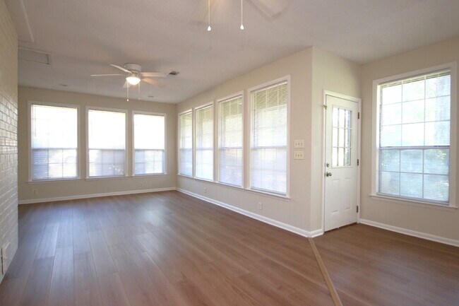 Foto del edificio - Fully Renovated 3BR/2BA Molino Home on a Spacious Lot Featuring Multiple Living Areas, Sunroom & ...