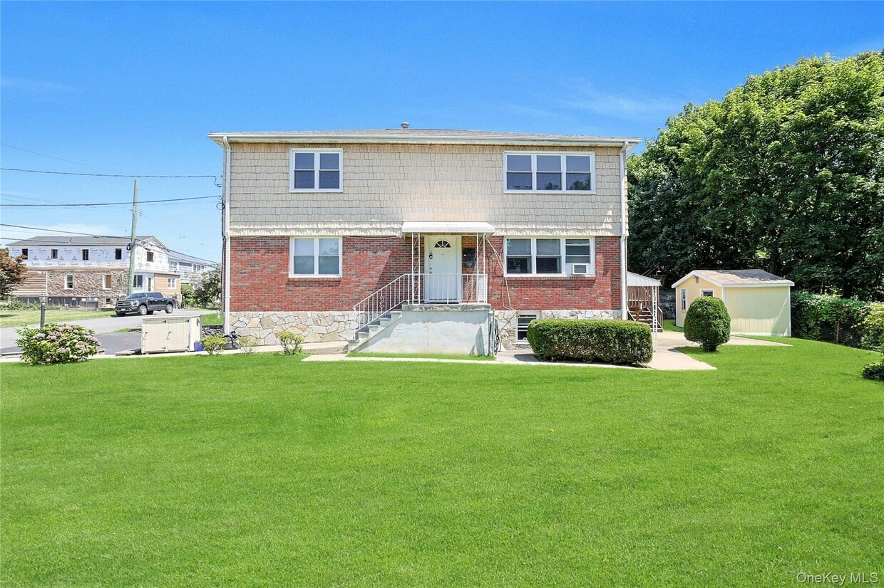 Primary Photo - 95 Holland St