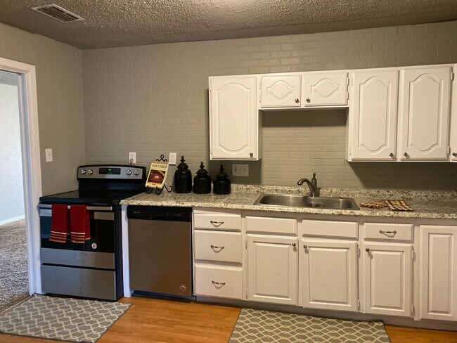 Building Photo - Total updated 5 bedroom home!! New floorin...