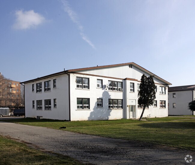 Photo principale - 1023-1047 Churchill Ave