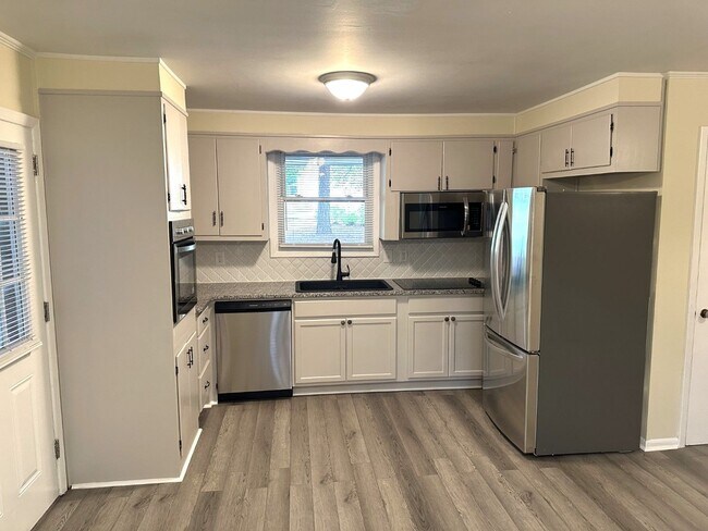 Foto del edificio - Welcome home! 3 bed, 2 bath, carport for 2...