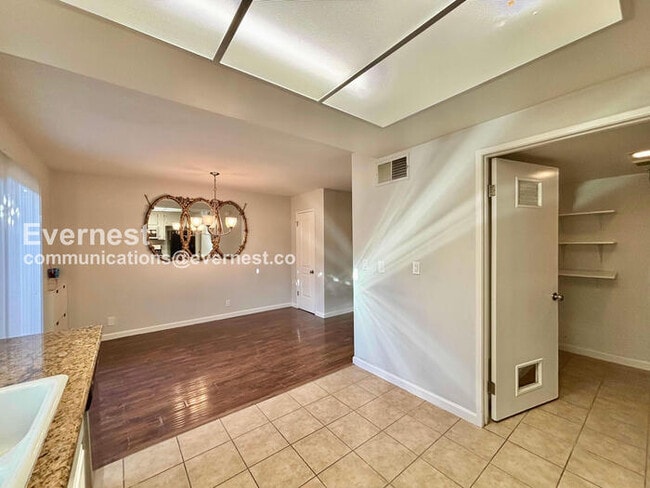 Foto del edificio - 8347 Burnet Ave