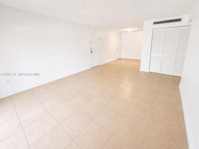Building Photo - 10800 N Kendall Dr