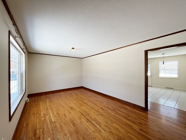 Building Photo - A Perfect Place to Call Home!!