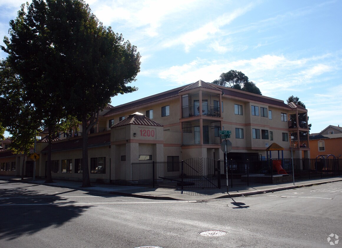 Primary Photo - 1200-1250 Bissell Ave