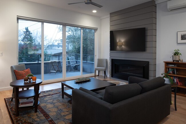 Building Photo - Immaculate, Kirkland Newer Construction - ...