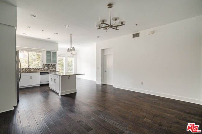 Foto del edificio - 12920 W Runway Rd