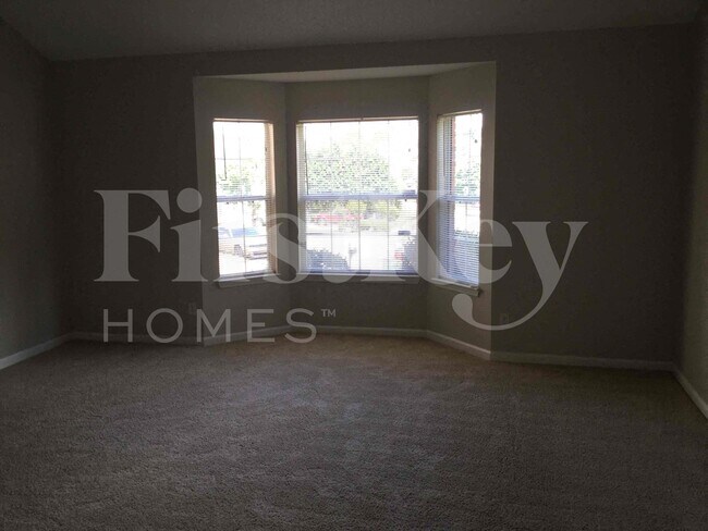 Foto del edificio - 5243 Round Table Dr