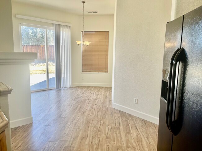 Foto del edificio - 9750 Frankwood Dr