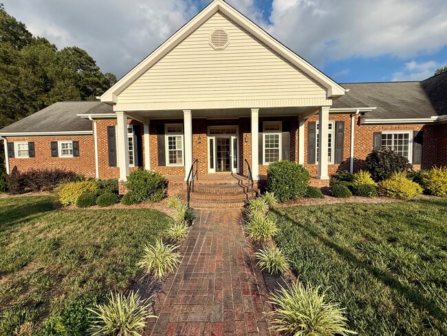 Foto del edificio - Charming Brick Ranch on 2.25 Private Acres