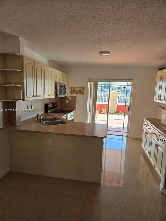Foto del edificio - 11003 W Okeechobee Rd