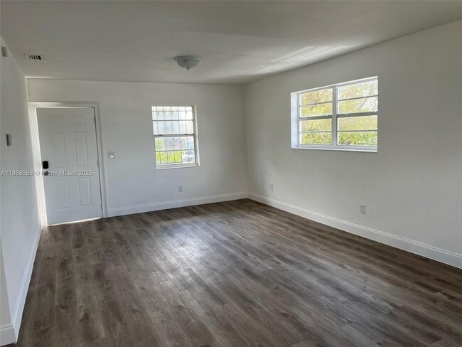 Foto del edificio - 633 NW 23rd Ct