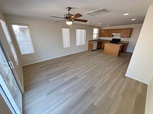Building Photo - Gorgeous 3bed/1bath w/ 2 Car Garage located in Henderson!— Enjoy Rent-Free Holidays!