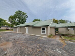 Building Photo - 1306 Iowa Ave