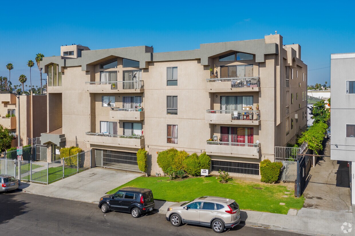 Primary Photo - 215 N Mariposa Ave