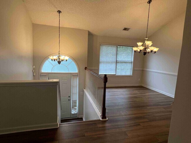 Foto del edificio - Great Price on Huge "As Is" 5 Bed/3 Bath S...