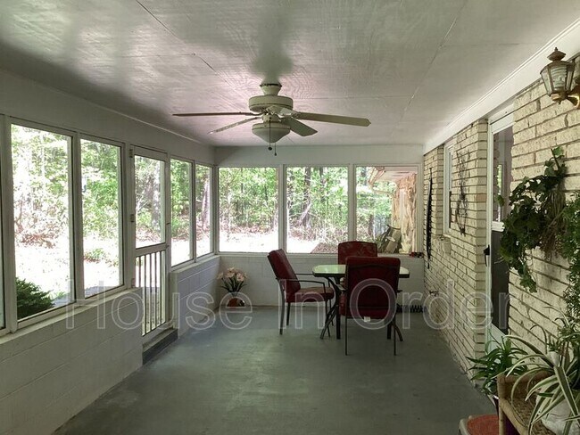 Foto del edificio - 24 Glen Cove Rd