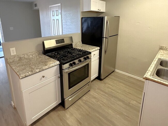 Building Photo - 801 E Siesta Dr Unit 4