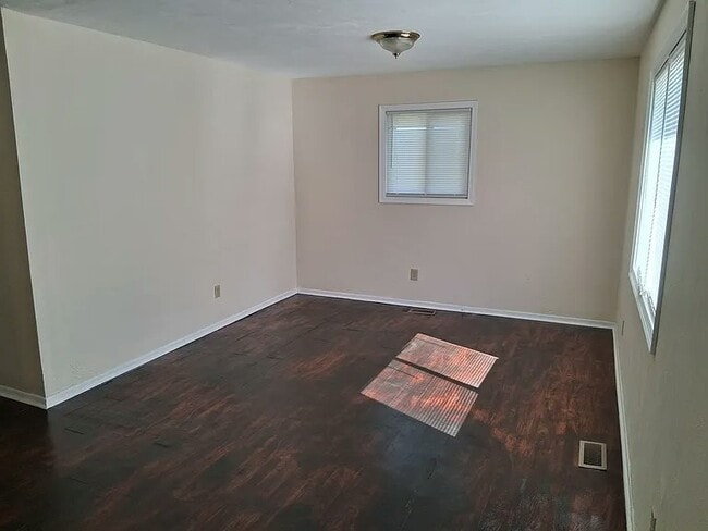 Building Photo - 889 Cheyenne Dr