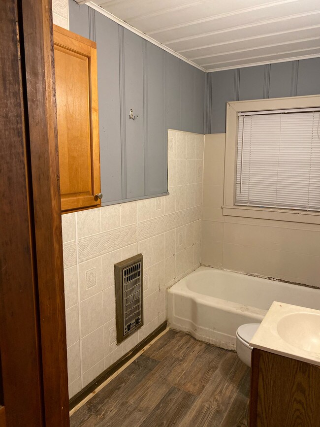 Building Photo - 5410 Colonial Cir