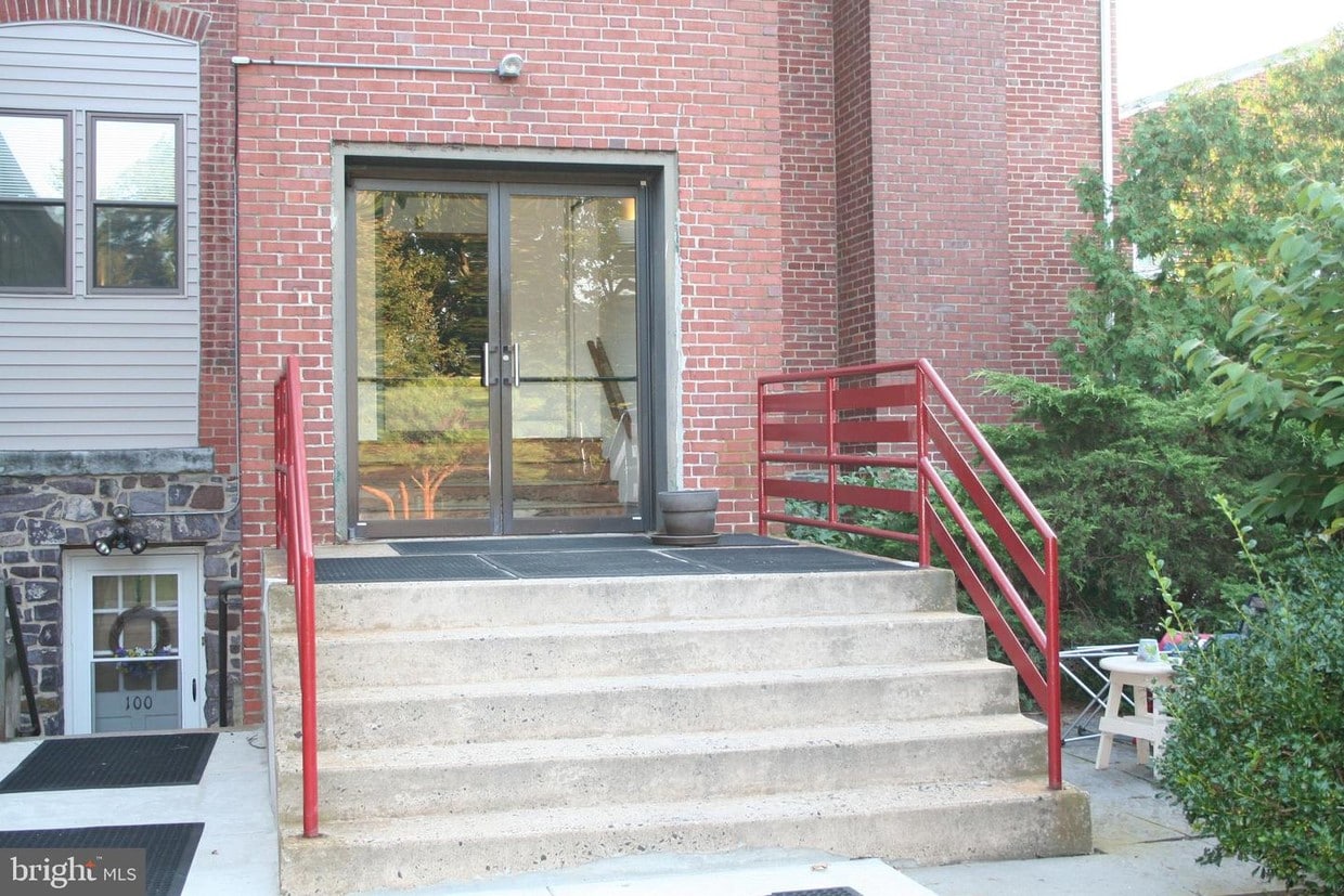 Primary Photo - 350 Main St