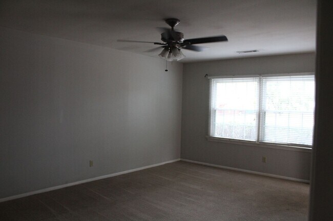 Foto del edificio - Spacious Home in High Point Terrace, on the Greenline