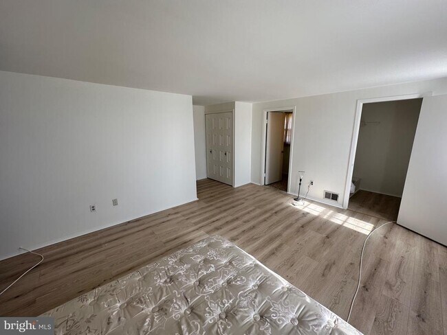 Foto del edificio - 69 Thornhill Ln