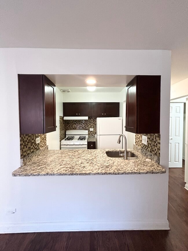 Foto del edificio - 3732 N Pine Grove Ave