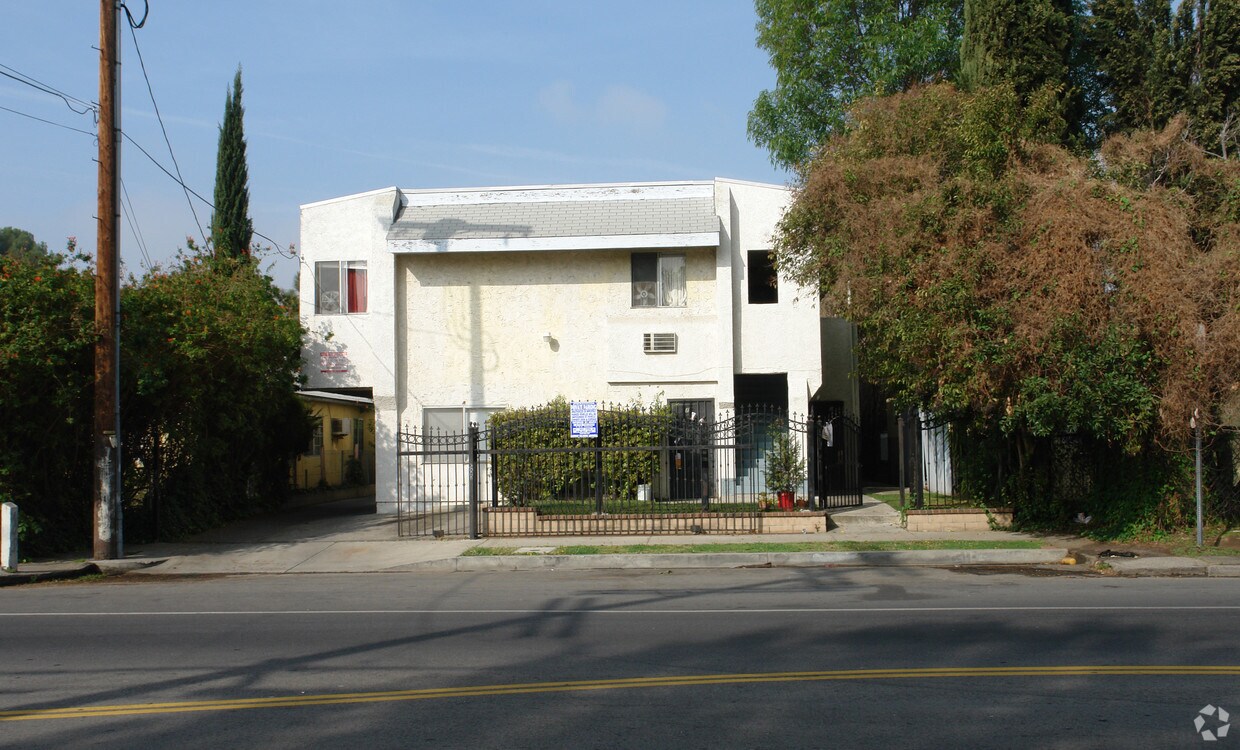 Building Photo - 6631 Hazeltine Ave