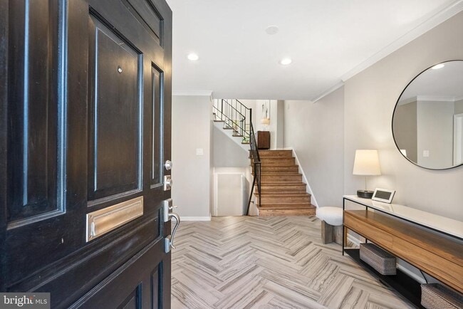 Foto del edificio - 2729 Unicorn Ln NW