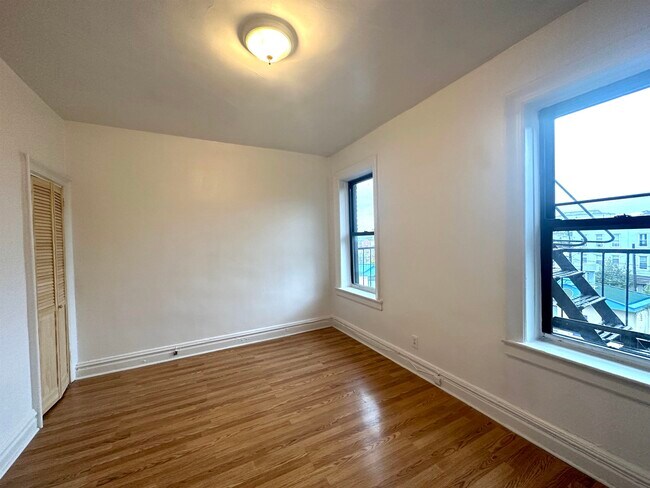 Building Photo - 117 Corbin Ave