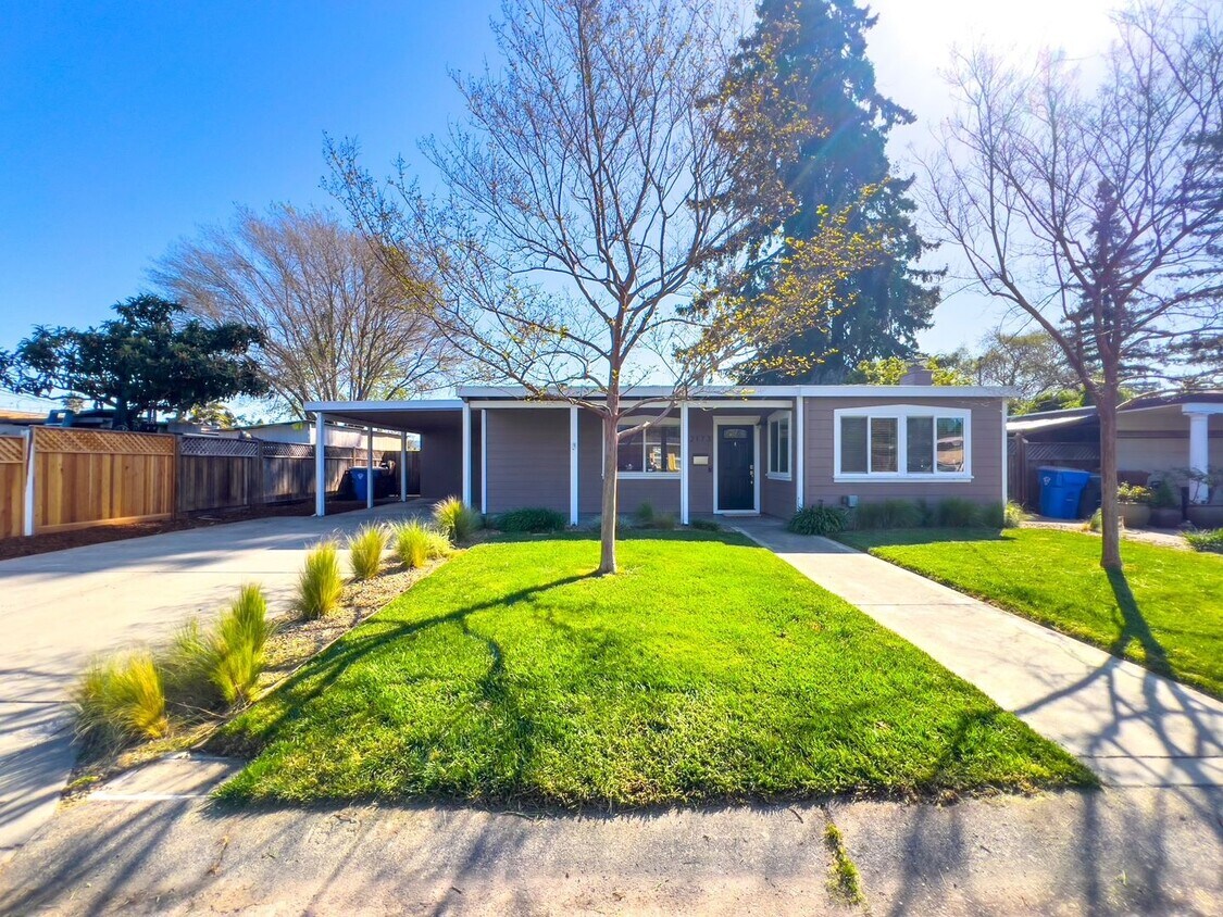 Foto principal - Beautiful Three Bedroom Bungalow in Pueblo...