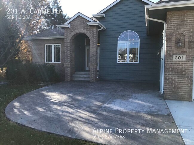 Building Photo - Stunning 5 Bed/3 Bath Rental Home near Pra...