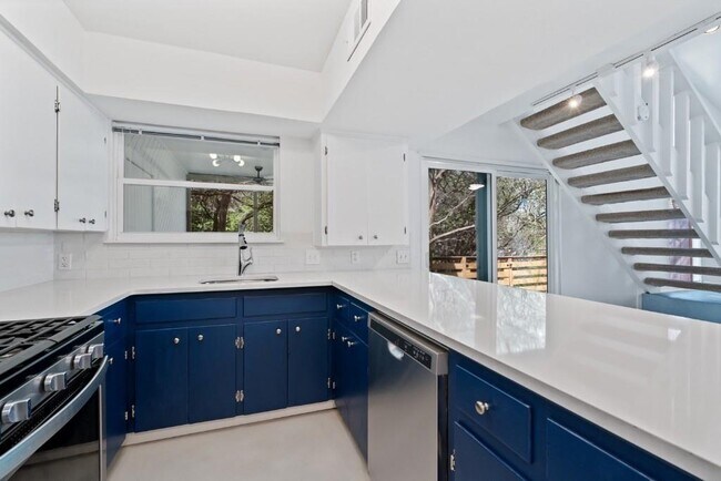 Building Photo - 1122 Hollow Creek Dr