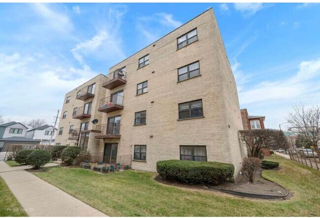 Building Photo - 2615 W Foster Ave
