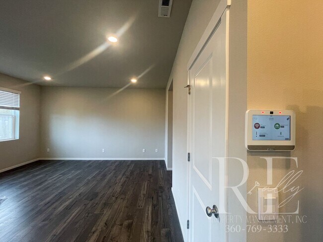 Building Photo - Spacious New 4-Bed