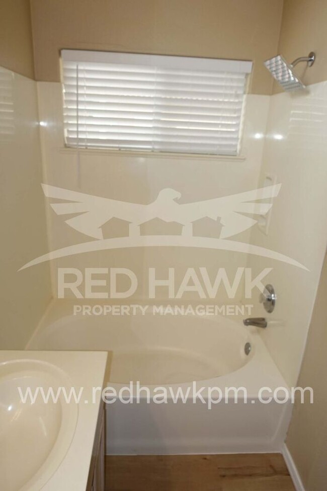 Building Photo - Single-Level 3 Bedroom, 2 Bathroom Home in...